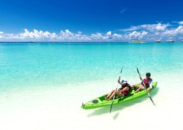Pareja navegando en un Kayak